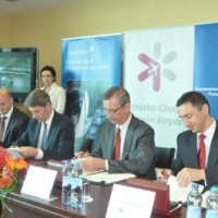 Obligacje na rozwój Lotniska Chopina w Warszawie Obligacje na rozwój Lotniska Chopina w Warszawie Przedsiębiorstwo „Porty Lotnicze” (PPL) oraz Nordea Bank Polska S.A. podpisały, 3 sierpnia br., umowę na przygotowanie i obsługę emisji obligacji PPL o łącznej...