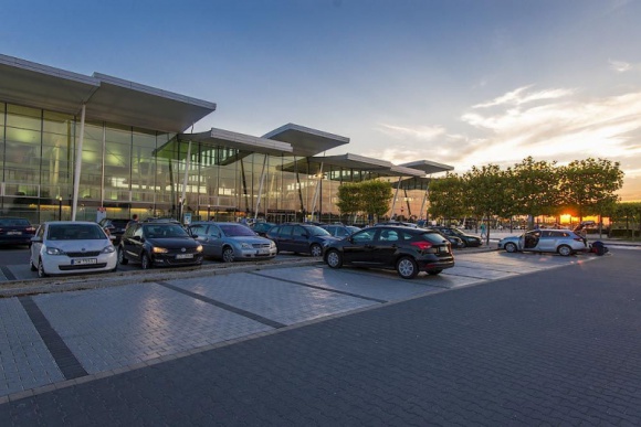 Nowy parking przy lotnisku