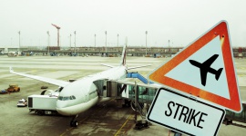 Strajki utrudnią świąteczne wyjazdy BIZNES, Lotnictwo - ​Wielkanoc to jeden z tych okresów, kiedy tysiące ludzi podróżuje, aby spędzić czas ze swoimi bliskimi. Podróżujący samolotami muszą jednak brać pod uwagę możliwość zakłóceń lotów.