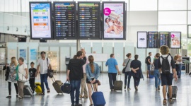 Ponad 3 miliony pasażerów na wrocławskim lotnisku BIZNES, Lotnictwo - Na progu sezonu jesienno-zimowego ruch w Porcie Lotniczym Wrocław pozostaje na wysokim poziomie. Można już prognozować, że w tym roku lotnisko ponownie pobije swój rekord liczby obsłużonych pasażerów.