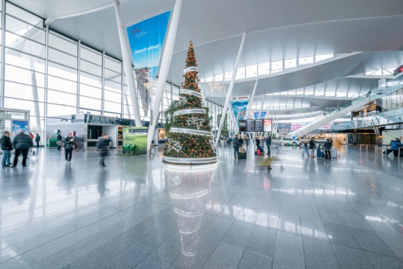 Na wrocławskim lotnisku nowy rekord już pewny BIZNES, Lotnictwo - W listopadzie Port Lotniczy Wrocław obsłużył ponad 233 tys., a od początku roku już 3,3 mln pasażerów. Rośnie zainteresowanie połączeniami do portów przesiadkowych.