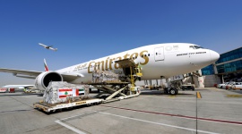 Emirates pomagają ludności w Bejrucie dzięki hojności swoich klientów BIZNES, Lotnictwo - Ponad miesiąc po niszczycielskich wybuchach w Bejrucie Emirates nadal działają na rzecz poszkodowanych społeczności. Dzięki hojności swoich klientów z całego świata linie dostarczają niezbędne przesyłki.